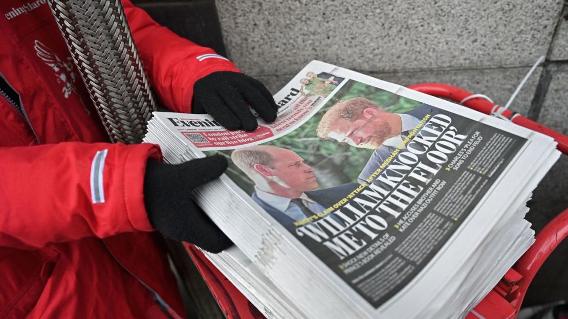 Ejemplares del periódico londinense Evening Standard el jueves encabezados con historias sobre el nuevo libro del príncipe Harry. Crédito: Justin Tallis/AFP/Getty Images