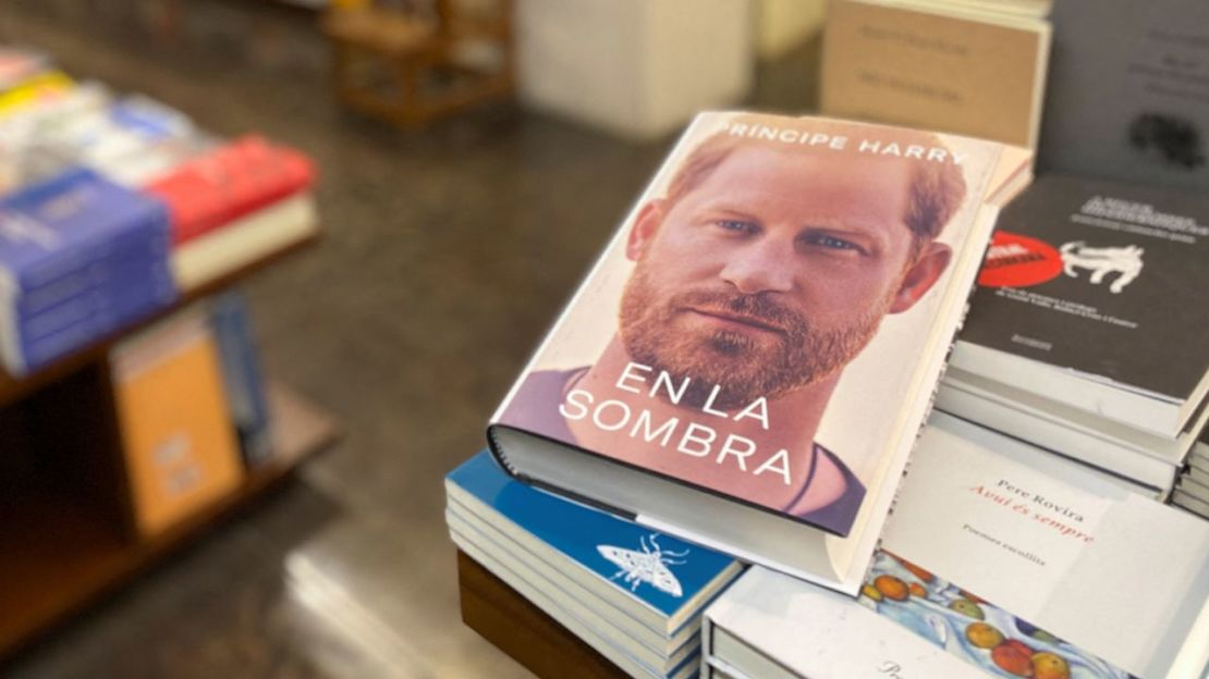 Las memorias de Harry aparecen en una librería de Barcelona el 5 de enero, antes de su publicación prevista para la próxima semana. Crédito: Nacho Doce/Reuters