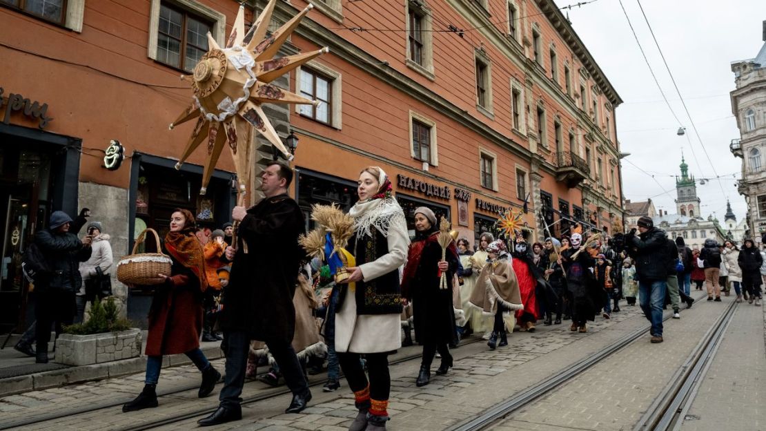 Personas vestidas con trajes tradicionales ucranianos cantan villancicos en Lviv, al oeste de Ucrania. Crédito: Les Kasyanov/Global Images Ucrania/Getty Images