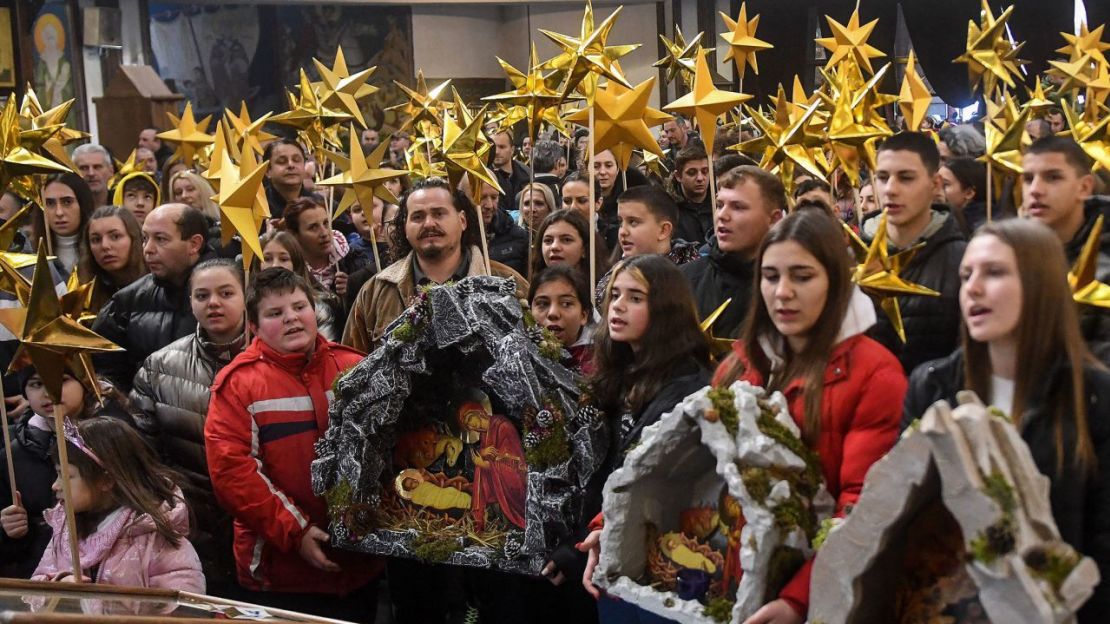 Unos jóvenes sostienen un diorama del Nacimiento de Cristo durante un servicio religioso para celebrar la Navidad ortodoxa en la catedral de San Clemente de Skopje el 6 de enero. Crédito: Robert Atanasovski/AFP/Getty Images