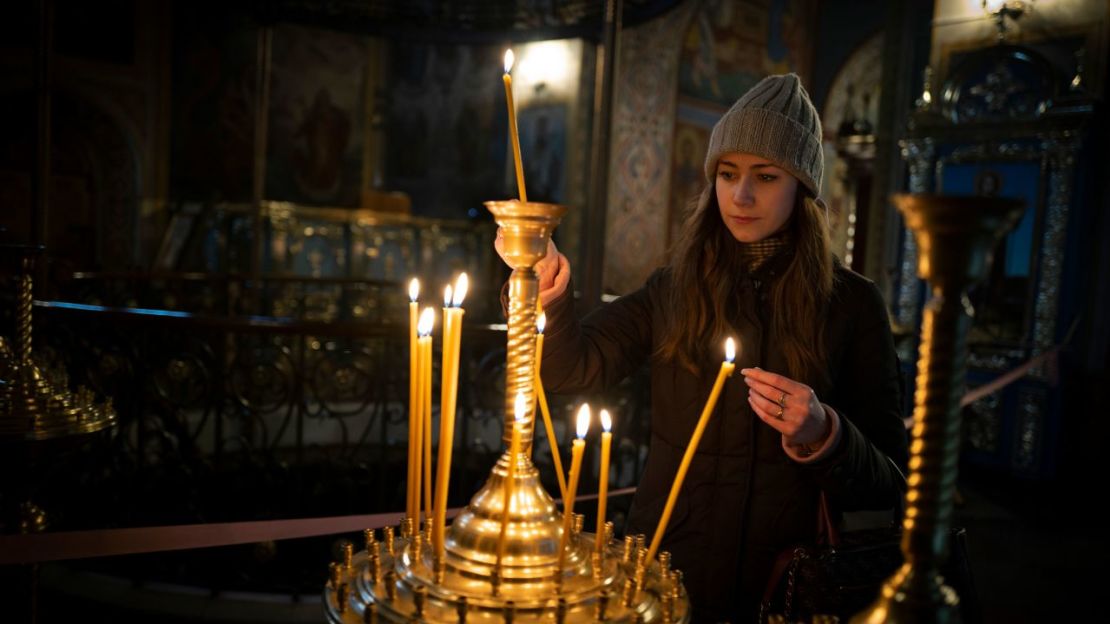 Una chica enciende una vela antes del comienzo de la Navidad ortodoxa en el Monasterio de San Miguel de Kyiv, Ucrania, el viernes 6 de enero de 2023. Crédito: Bela Szandelszky/AP