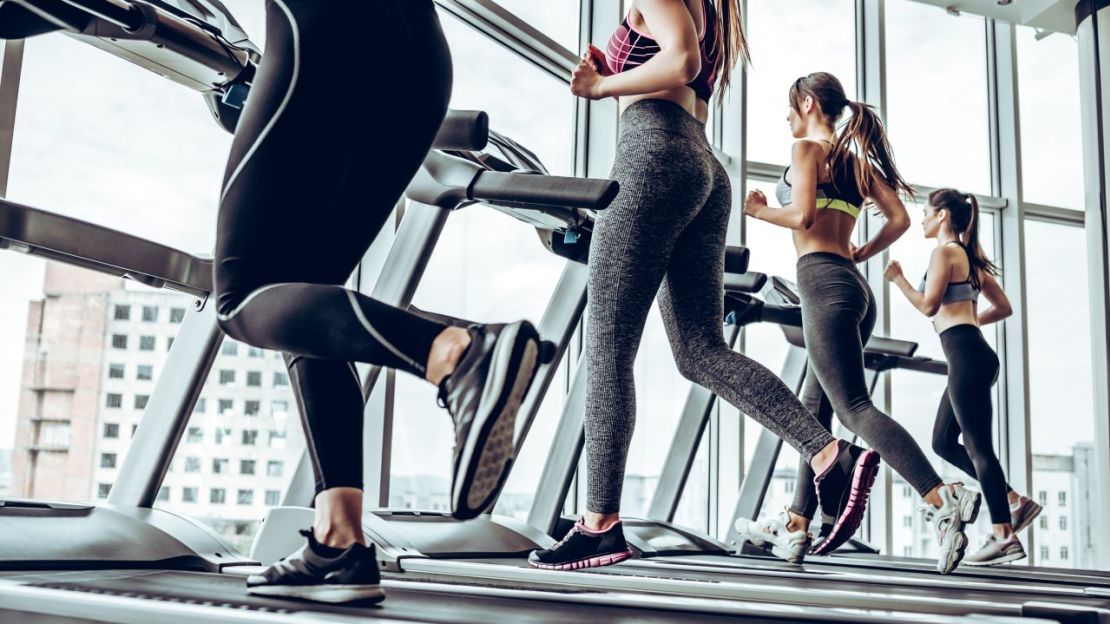 Combina la diversión en tu entrenamiento con retos físicos para mantener una rutina de fitness constante. Crédito: Adobe Stock