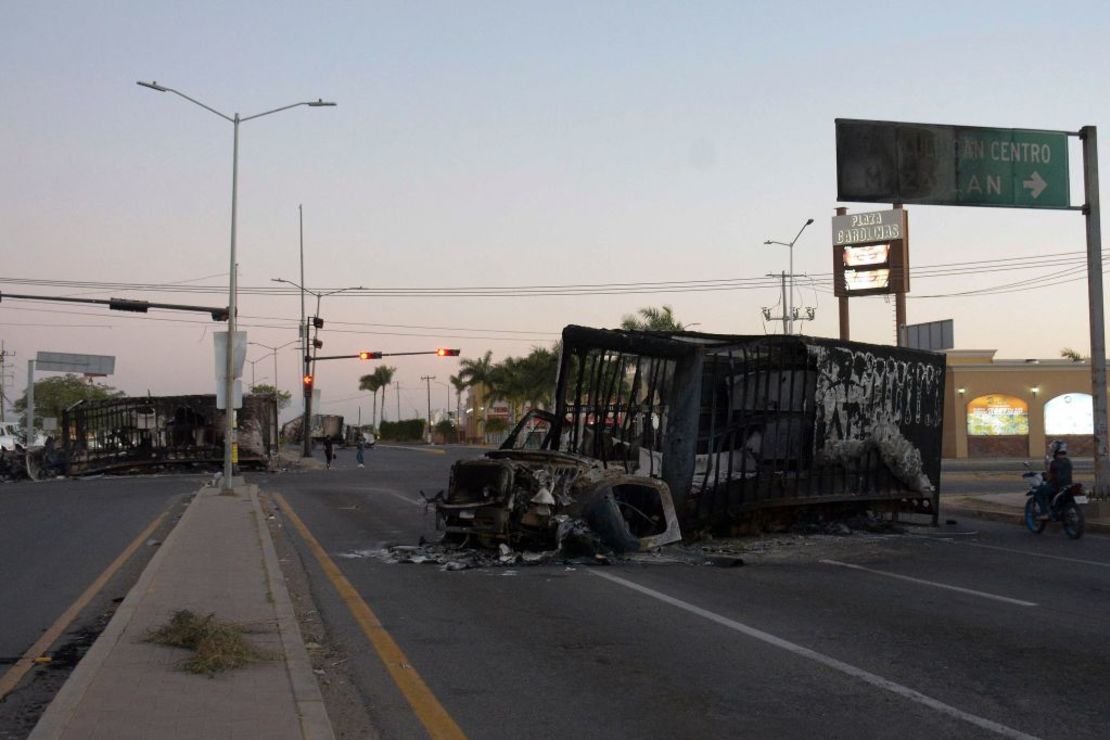 Un camión quemado se ve en la calle durante una operación para arrestar a Ovidio Guzmán.