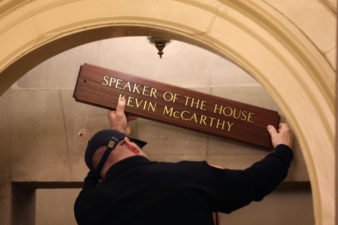 Un trabajador coloca el cartel que indica que el republicano Kevin McCarthy es el nuevo presidente de la Cámara de Representantes.