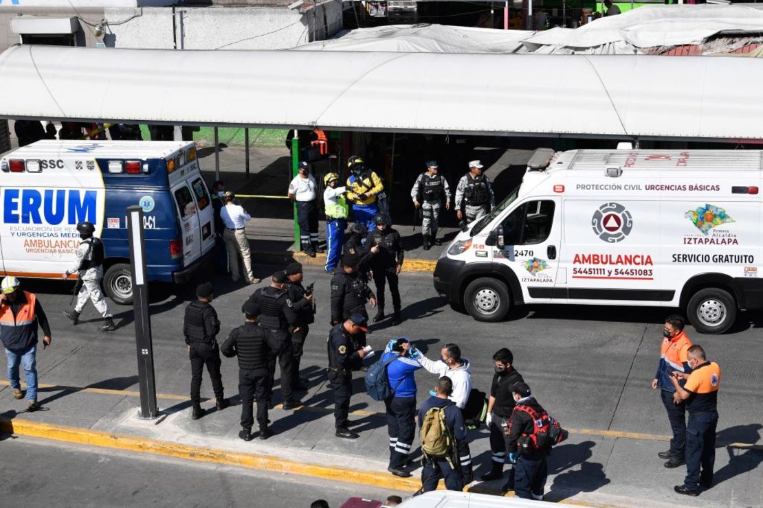 Los miembros de los equipos de rescate en la estación de metro Indios Verdes después de que dos trenes chocaran en la Ciudad de México el 7 de enero de 2023.