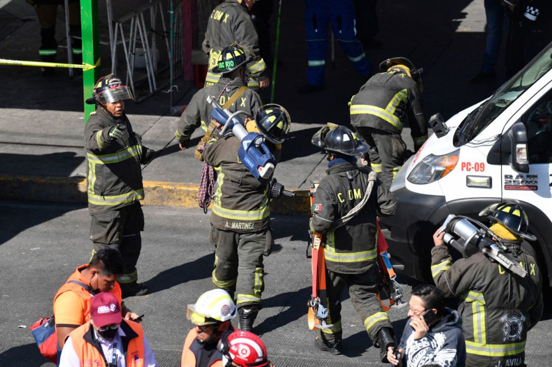 Miembros del equipo de emergenia trabajan en la Estación de metro Indios Verdes después del choque de dos tres el 7 de enero de 2023.