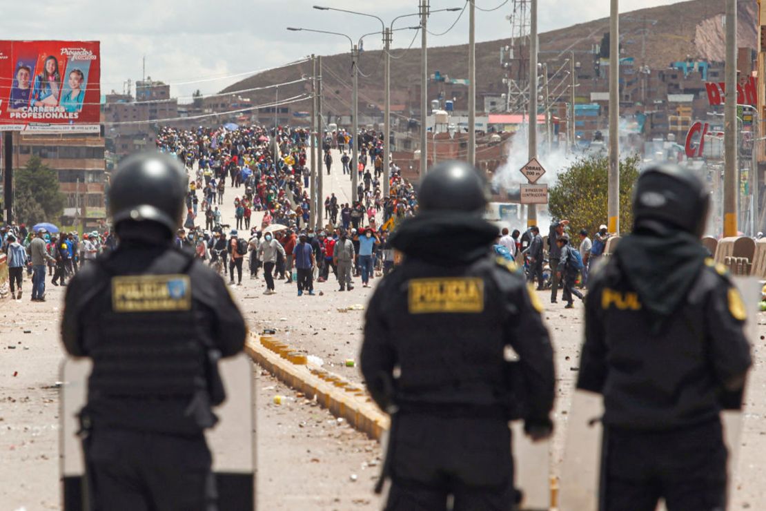 Simpatizantes del expresidente Pedro Castillo chocan con las fuerzas militares en la ciudad peruana de Juliaca, el 7 de enero de 2023. Crédito: JUAN CARLOS CISNEROS/AFP vía Getty Images