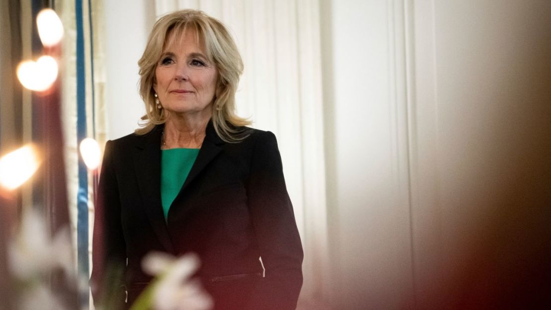 La primera dama de EE.UU., Jill Biden, en la Casa Blanca el 30 de noviembre de 2022. Crédito: Graeme Sloan/Sipa/AP