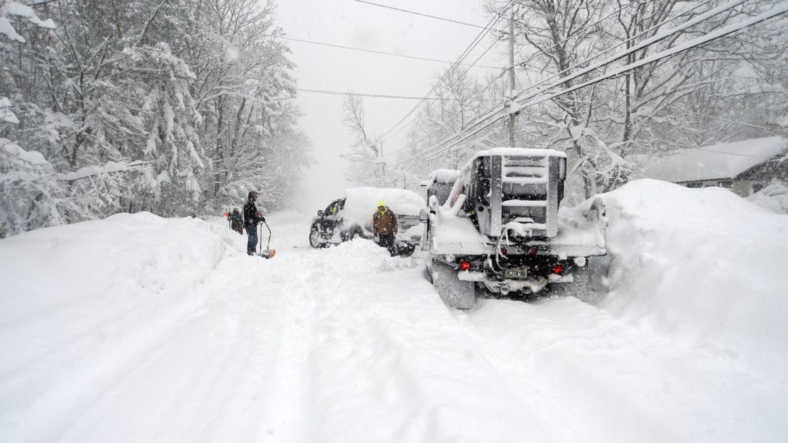 Se detectaron más de 1.100 rayos en Buffalo, Nueva York, durante una devastadora tormenta de nieve de efecto lago que arrojó más de 75 centímetros de nieve en la ciudad, pero acumuló totales históricos de más de 1,8 metros en los suburbios circundantes a lo largo del lago Erie.