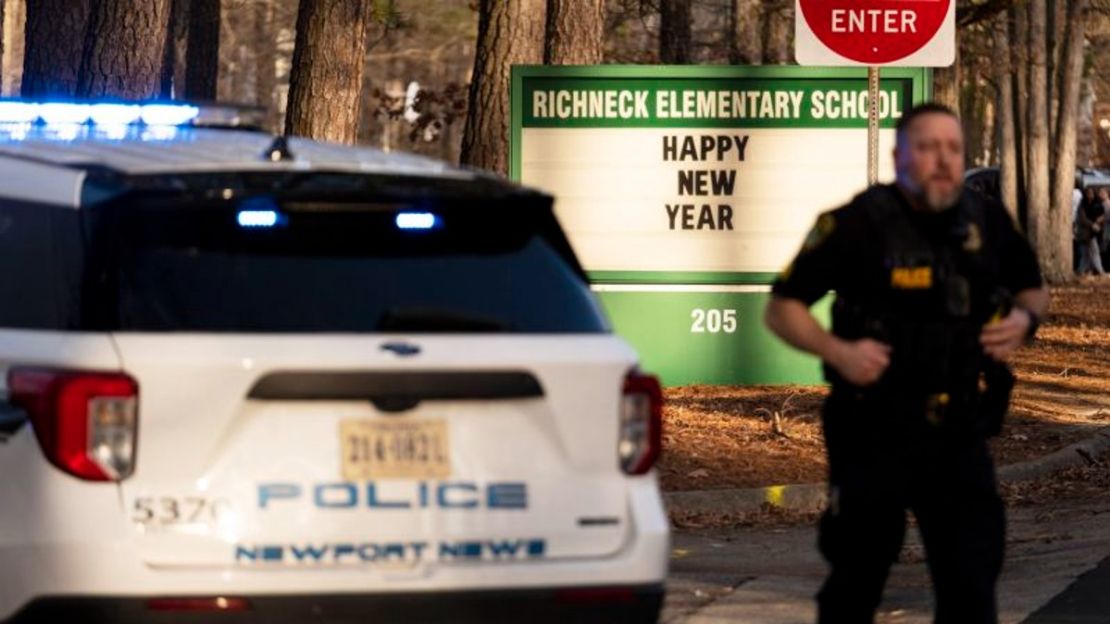 La policía responde a un tiroteo en la escuela primaria Richneck en Newport News, Virginia, el viernes.