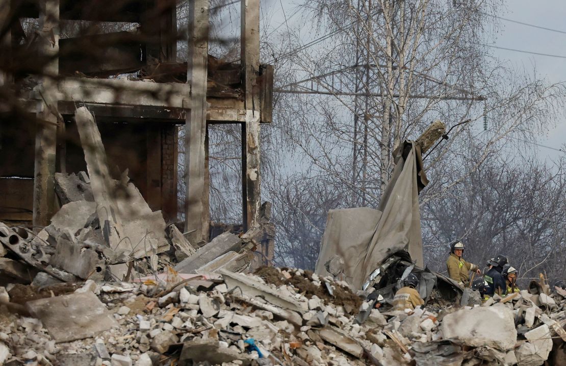 Trabajadores retiran los escombros de un edificio destruido que supuestamente era una escuela vocacional utilizada como alojamiento temporal para soldados rusos en Makiivka, Ucrania controlada por Rusia el miércoles.