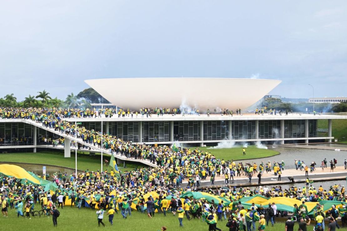 Simpatizantes del expresidente Jair Bolsonaro realizan una manifestación en la Esplanada dos Ministerios, en Brasilia.