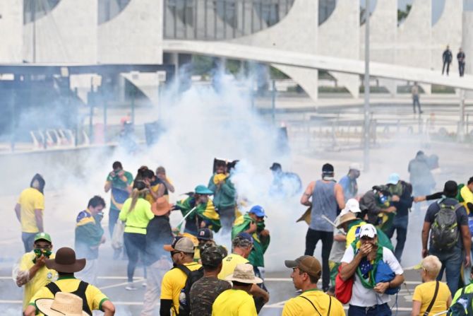 Simpatizantes del expresidente Jair Bolsonaro se enfrentan con la policía durante una manifestación frente al Palacio Planalto en Brasilia, donde algunos de los manifestantes tratan de ingresar al Palacio Presidencial de Planalto este domingo, informó CNN Brasil.