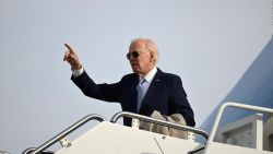 El presidente Joe Biden saluda a los agentes de la Patrulla Fronteriza de EE. UU. en un tramo de la frontera entre EE. UU. y México en El Paso, Texas, el domingo 8 de enero de 2023.