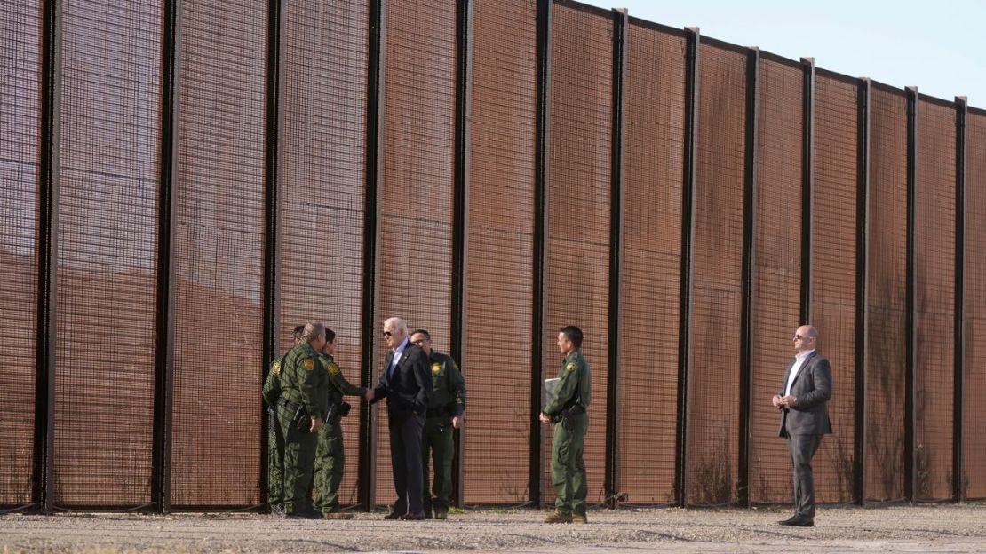 El presidente Joe Biden saluda a los agentes de la Patrulla Fronteriza en un tramo de la frontera entre EE.UU. y México en El Paso, Texas, el domingo 8 de enero de 2023.