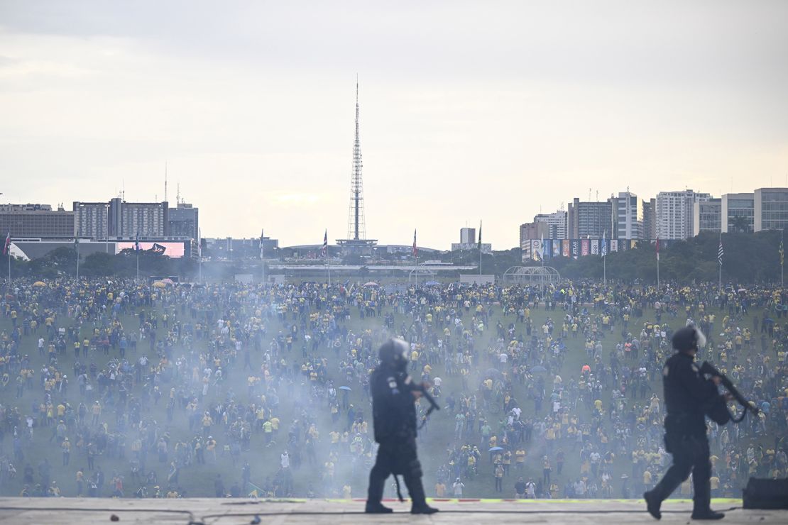 Los partidarios del expresidente de Brasil, Jair Bolsonaro, se manifiestan contra el presidente Luiz Inácio Lula da Silva mientras las fuerzas de seguridad operan frente al Congreso Nacional de Brasil en Brasilia el domingo.