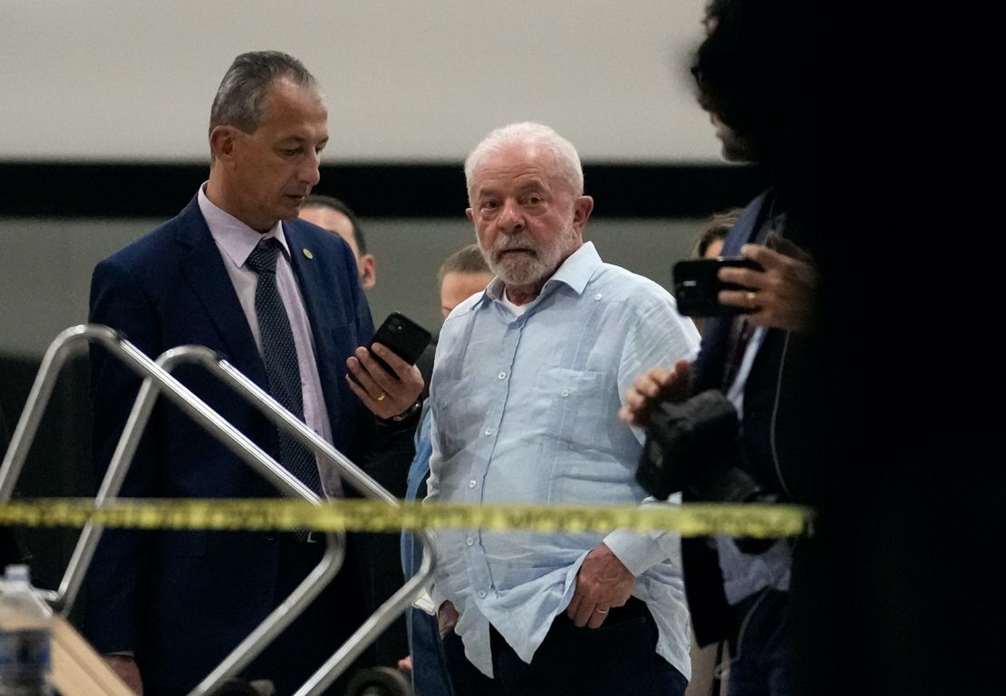 El presidente Luiz Inácio Lula da Silva visita el Palacio Planalto en Brasilia el domingo después de los disturbios.