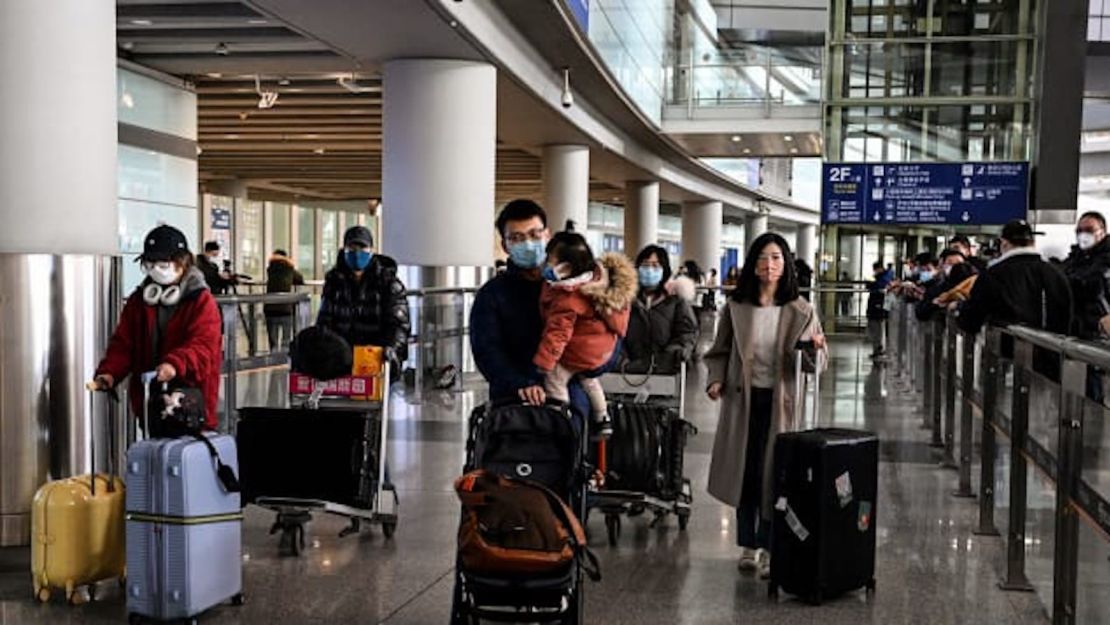 Pasajeros en el área de llegadas de vuelos internacionales en el Aeropuerto Internacional Capital en Beijing el 8 de enero de 2023.