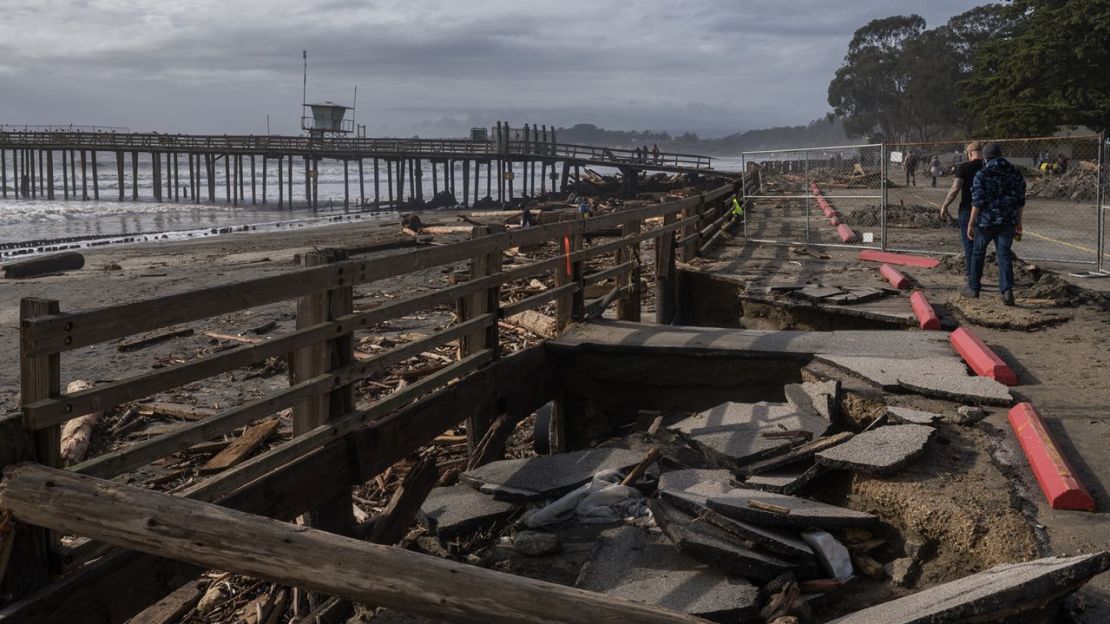 Una sección de un estacionamiento se encuentra hundida el domingo después de una tormenta en Seacliff State Beach en Aptos, California.