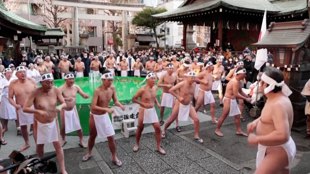 CNNE 1325203 - japoneses rezan en agua helada para recibir el ano