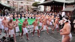 CNNE 1325203 - japoneses rezan en agua helada para recibir el ano