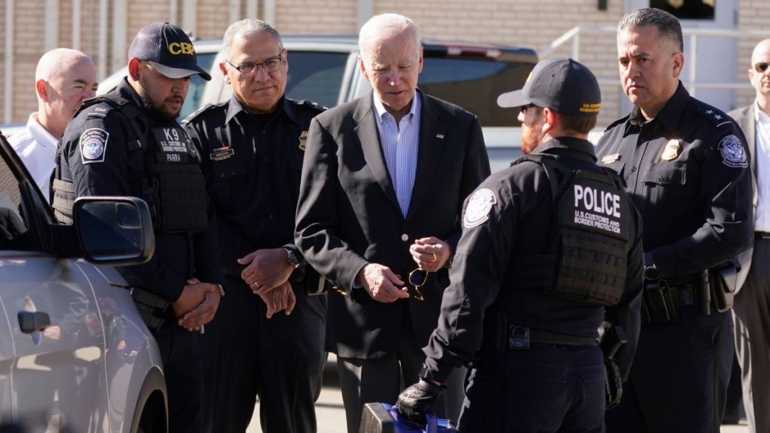 Agentes de Aduanas y Protección Fronteriza de EE.UU. muestran al presidente Joe Biden un dispositivo portátil de rayos X mientras recorre el puerto de entrada de El Paso, el Puente de las Américas, un concurrido puerto de entrada a lo largo de la frontera entre EE.UU. y México, en El Paso, Texas, el domingo 8 de enero de 2023.