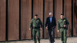 CNNE 1325602 - critican a joe biden por visita a la frontera entre mexico y ee-uu-