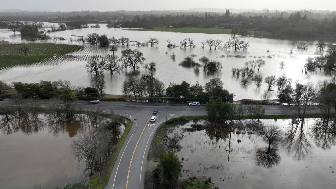 En una vista aérea, las aguas de la inundación llenan los campos el lunes en Santa Rosa, California. Crédito: Justin Sullivan/Getty Images