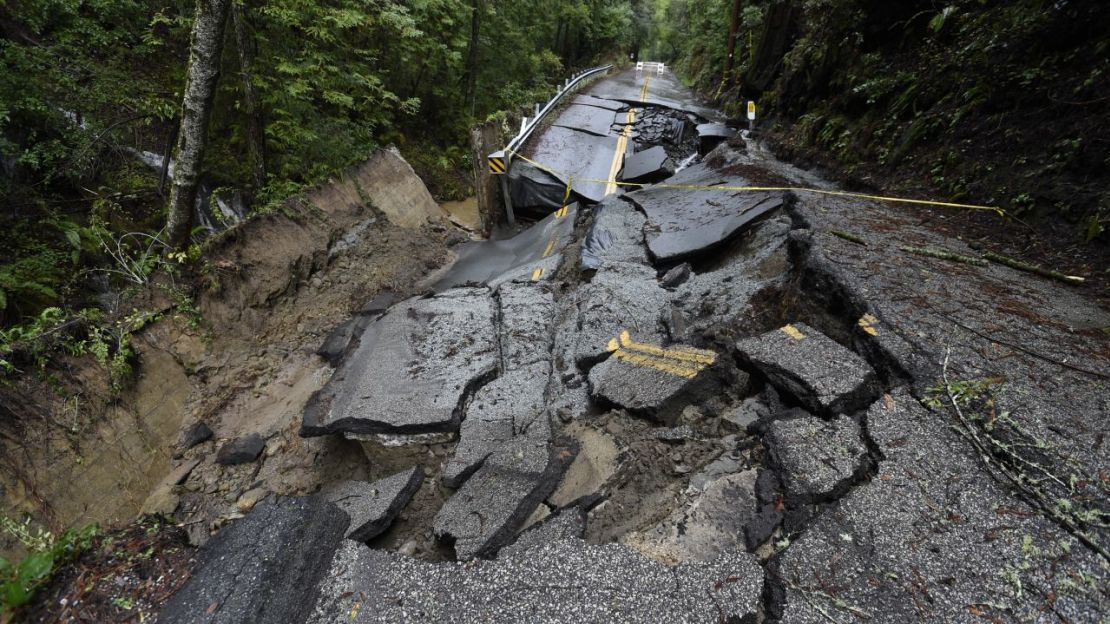 Vista de los daños en la carretera tras las fuertes lluvias caídas el lunes en las montañas de Santa Cruz, sobre Silicon Valley, California. Crédito: Neal Waters/Anadolu Agency/Getty Images