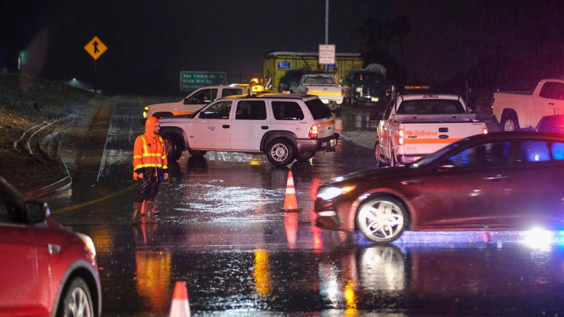 Un trabajador de Caltrans dirige el tráfico el lunes en una entrada cerrada de la autopista US Freeway 101 cerca de Montecito, California. Crédito: Ringo H.W. Chiu/AP