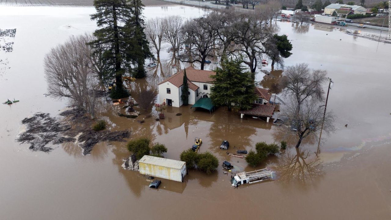 CNNE 1325792 - mira la destruccion que causo la inundacion en california