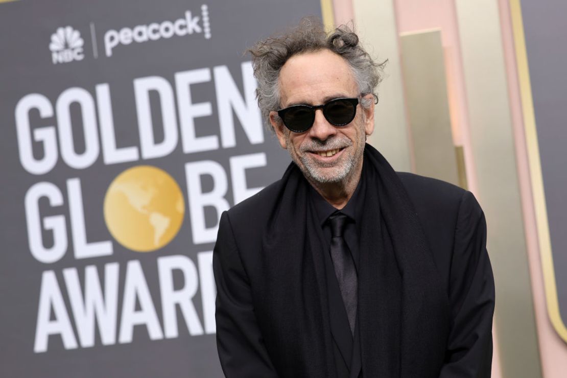 Tim Burton, director que trajo de vuelta a la familia Addams asiste a los Globo de Oro.