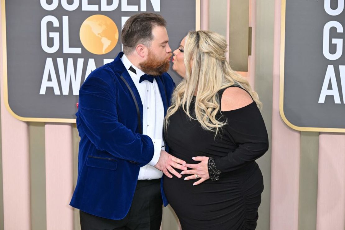 El actor estadounidense Paul Walter Hauser y Amy Elizabeth Boland.