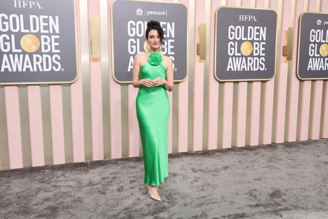 La actriz y comediante Jenny Slate, autora de cortometrajes como “Marcel the Shell With Shoes On”, llega a los Premios Globo de Oro 2023.