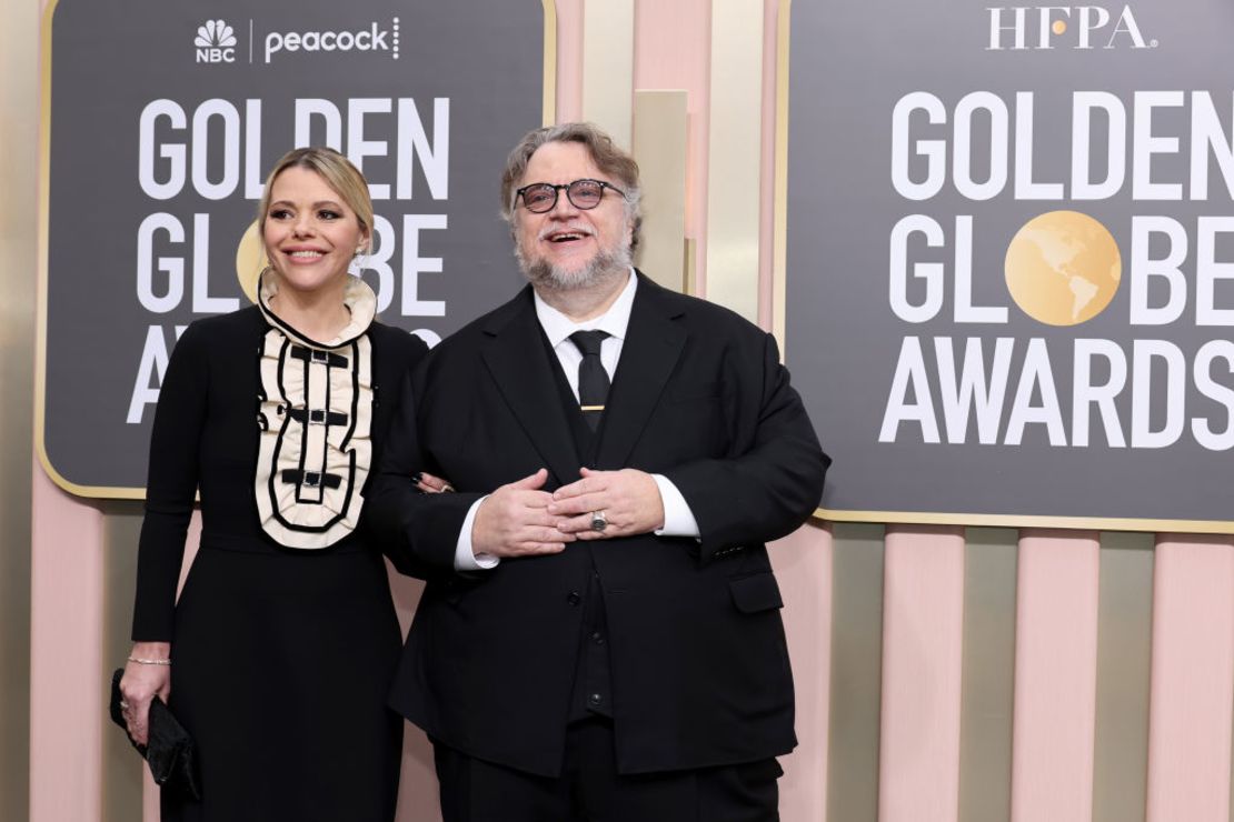 Kim Morgan y Guillermo del Toro llegan a la 80ª Entrega Anual de los Premios Globo de Oro en The Beverly Hilton el 10 de enero de 2023 en Beverly Hills, California.