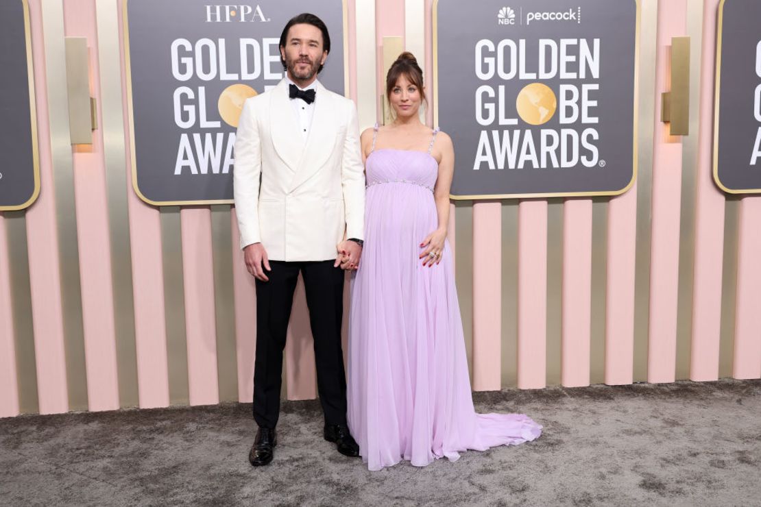 Tom Pelphrey y Kaley Cuoco, quien espera a su primera hija, llegan a la alfombra roja.