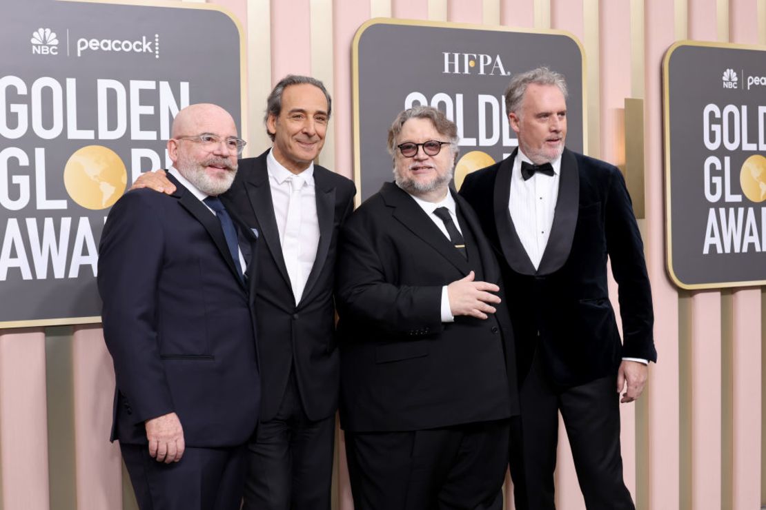 Roeban Katz, Alexandre Desplat, Guillermo del Toro y Mark Gustafson posan juntos en la alfombra roja de los Premios Globo de Oro.