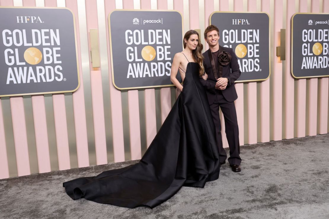 Hannah Bagshawe y Eddie Redmayne, ganador del Premio Oscar por su actuación en “The Theory of Everything”, desfilan por la alfombra roja.