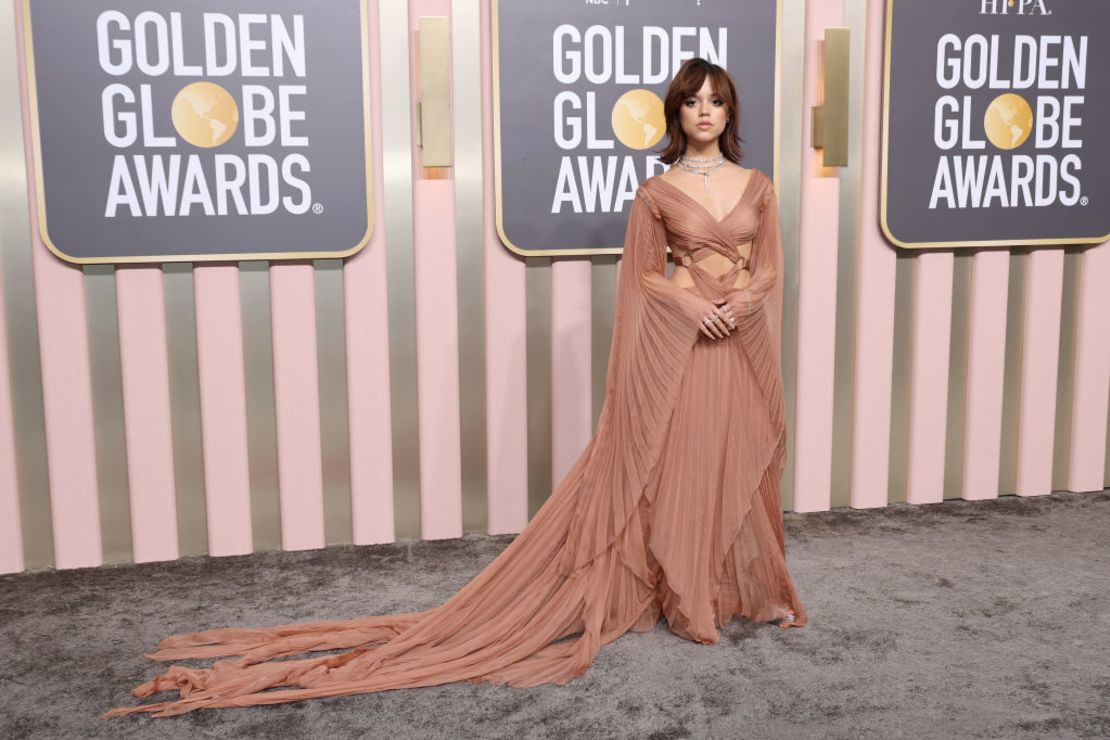 La actriz Jenna Ortega, que brilló en "Wednesday" de Netflix, llega a la alfombra roja de los Premios Globo de Oro 2023.