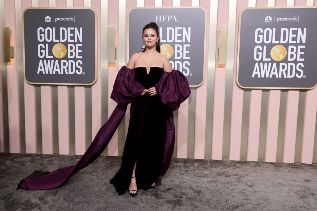 Selena Gomez, que lanzó su documental "Selena Gomez: Mi mente & Yo" en 2022, posa en la alfombra roja de los Premios Globo de Oro.