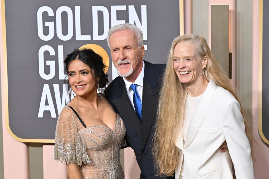 La actriz mexicano-estadounidense Salma Hayek, el cineasta canadiense James Cameron y Suzy Amis Cameron (Frederic J. Brown / AFP)