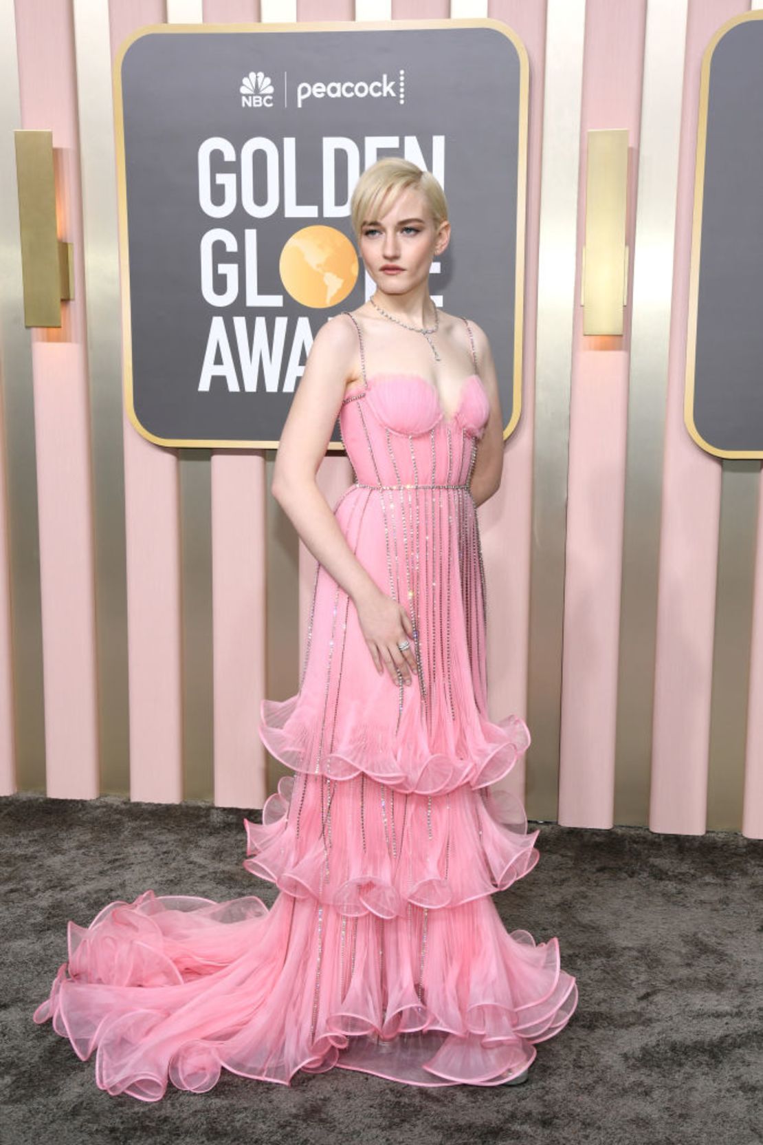 Julia Garner está nominada en la categoría Mejor actuación de una actriz en una serie limitada o película para televisión por su actuación en "Inventing Anna".