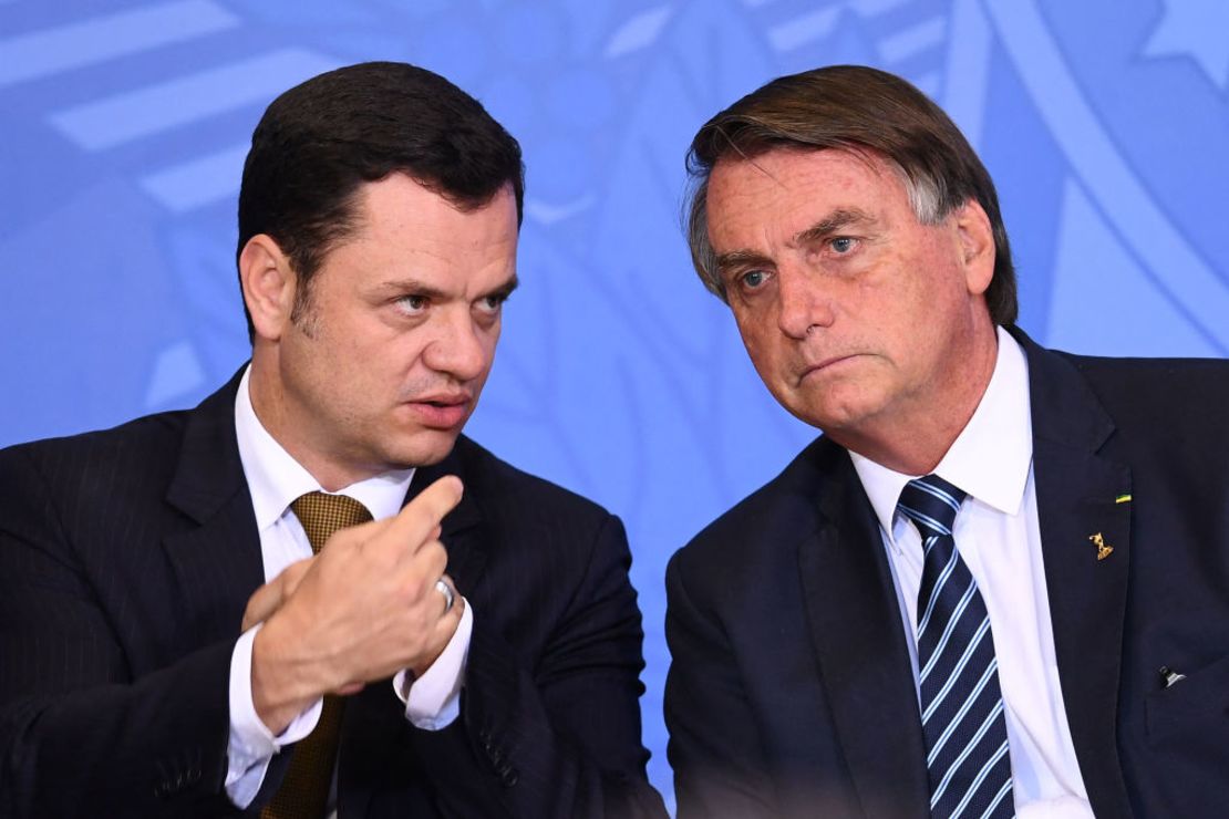 El presidente brasileño, Jair Bolsonaro (izq.), y su ministro de Justicia, Anderson Torres.