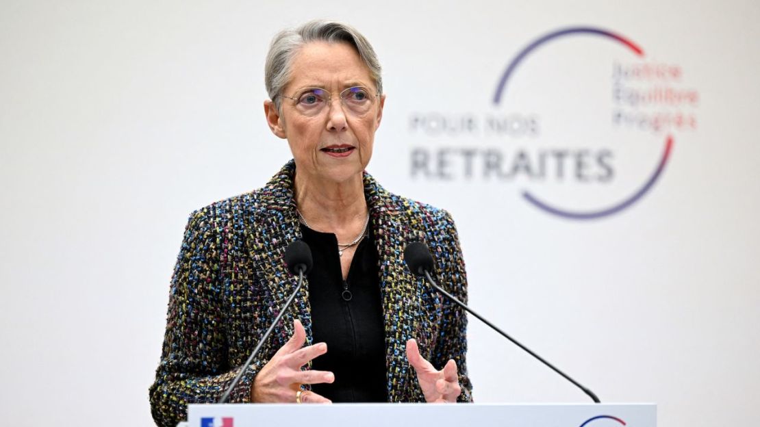 La primera ministra de Francia, Élisabeth Borne, en una conferencia de prensa en París para presentar el plan del gobierno para la reforma de las pensiones el 10 de enero de 2023.