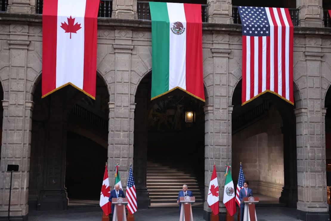 El presidente de los Estados Unidos, Joe Biden; el presidente de México, Andrés Manuel López Obrador, y el primer ministro de Canadá, Justin Trudeau, durante un mensaje para los medios como parte de la Cumbre de Líderes de América del Norte '2023' en el Palacio Nacional el 10 de enero de 2023 en Ciudad de México.