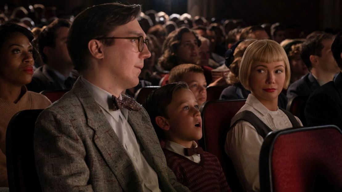 Paul Dano, Mateo Zoryon Francis-DeFord y Michelle Williams en "The Fabelmans" del director Steven Spielberg.