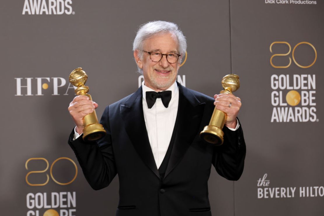 Steven Spielberg, fotografiado el 10 de enero de 2023 con los galardones de los Globos de Oro. Crédito: Amy Sussman/Getty Images