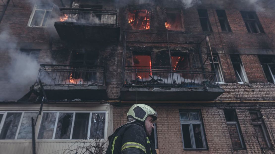 Bomberos ucranianos extinguen un incendio tras un bombardeo del ejército ruso en Bajmut, Ucrania, el 7 de diciembre de 2022.