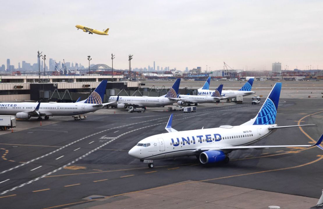 Aviones de United Airlines en el Aeropuerto Internacional de Newark, en Nueva Jersey, durante la interrupción generalizada de vuelos este miércoles