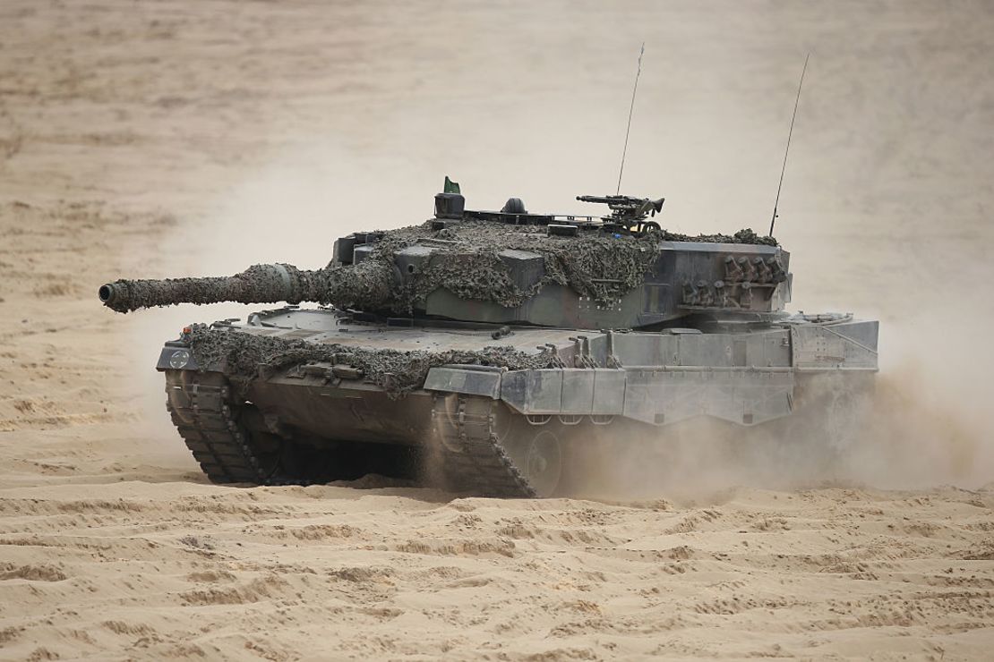Un tanque Leopard 2 del Ejército polaco participa en los ejercicios militares Noble Jump de la OTAN de las fuerzas VJTF el 18 de junio de 2015 en Zagan, Polonia.